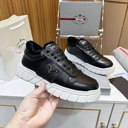 Кожаные кроссовки с мехом Prada