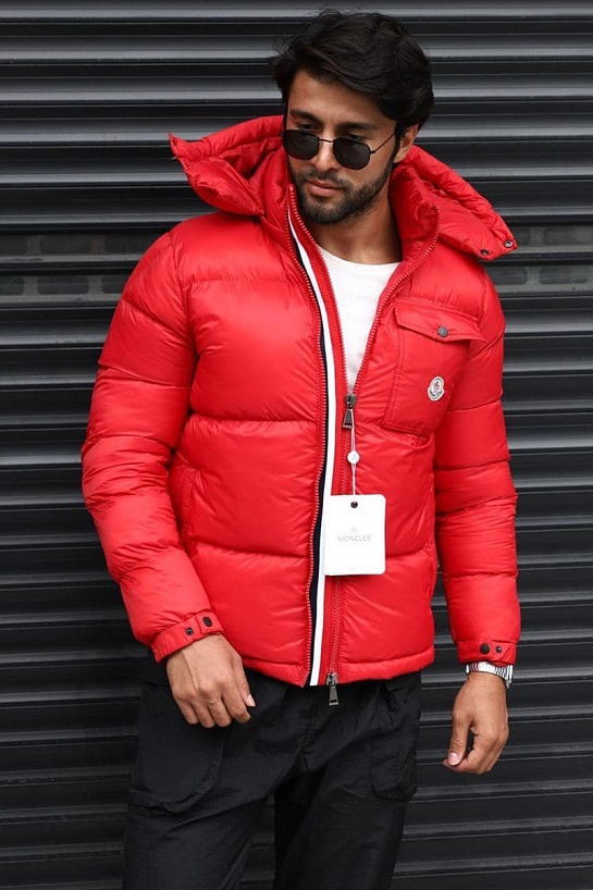 Мужская куртка Moncler красного цвета