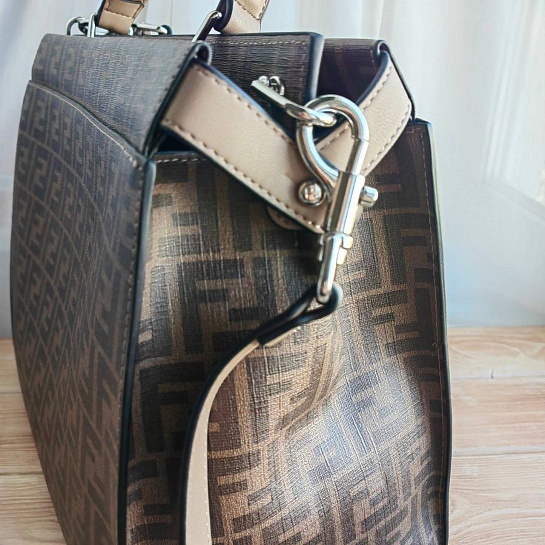 Женская кожаная сумка Fendi 30x26 см