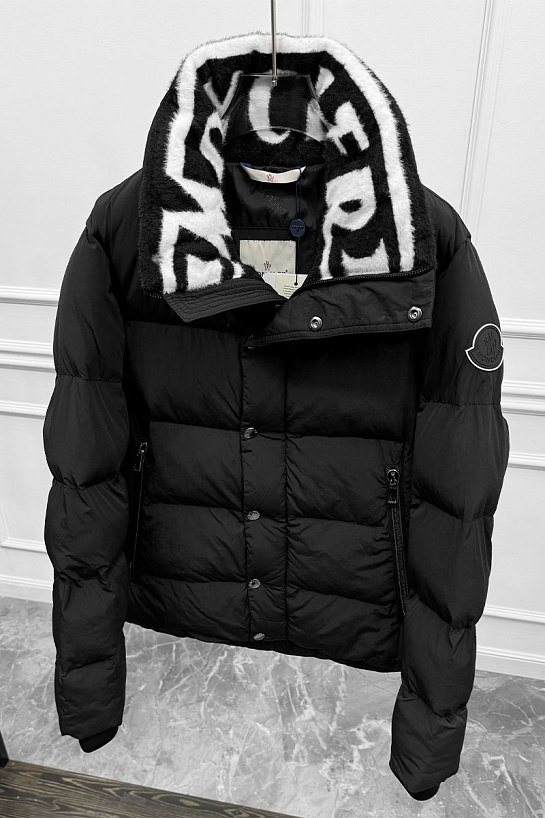 Мужской пуховик Moncler чёрного цвета