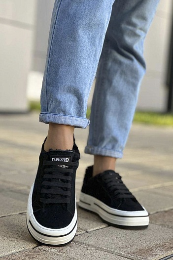 Женские замшевые кроссовки с мехом Dior   