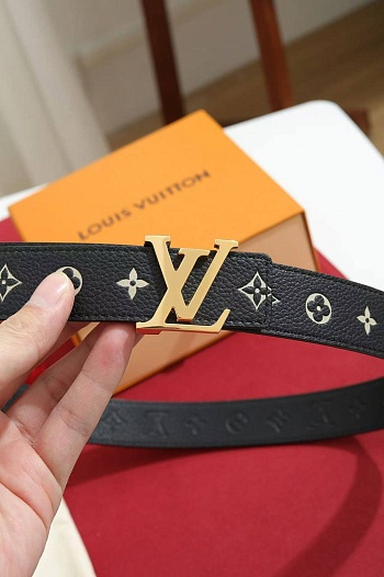 Чёрный кожаный ремень Louis Vuitton   