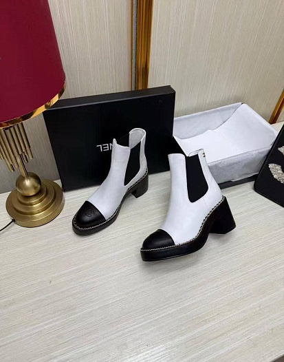 Женские кожаные сапоги Chanel   