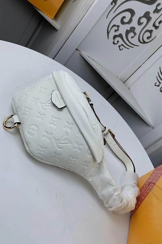 Кожаная сумка на пояс Louis Vuitton Monogram Embossed 28x14 см