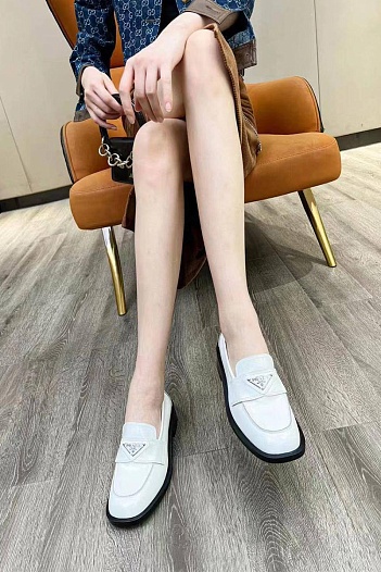Женские кожаные лоферы Prada белого цвета   