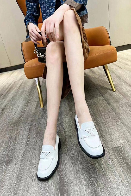Женские кожаные лоферы Prada белого цвета