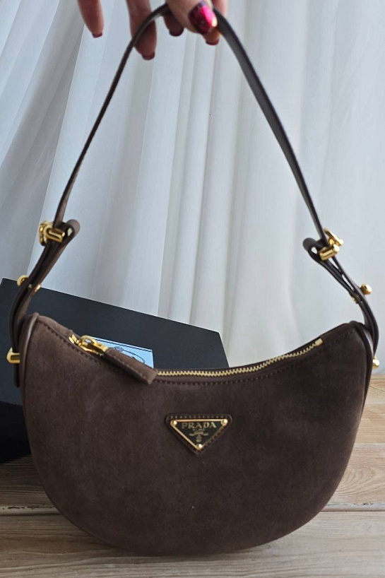 Замшевая сумка Prada 23x14 см