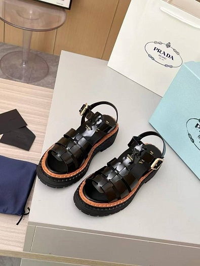 Женские кожаные сандалии Prada чёрного цвета   