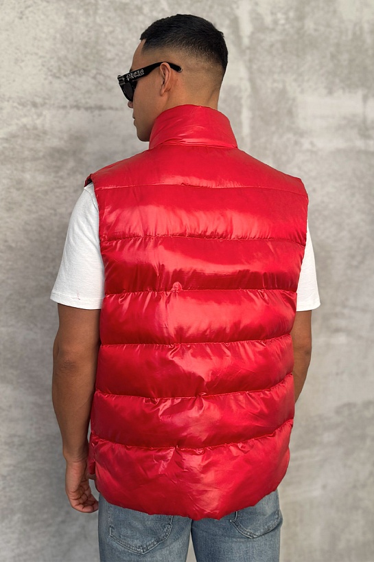 Пуховой жилет красного цвета Moncler logo-patch