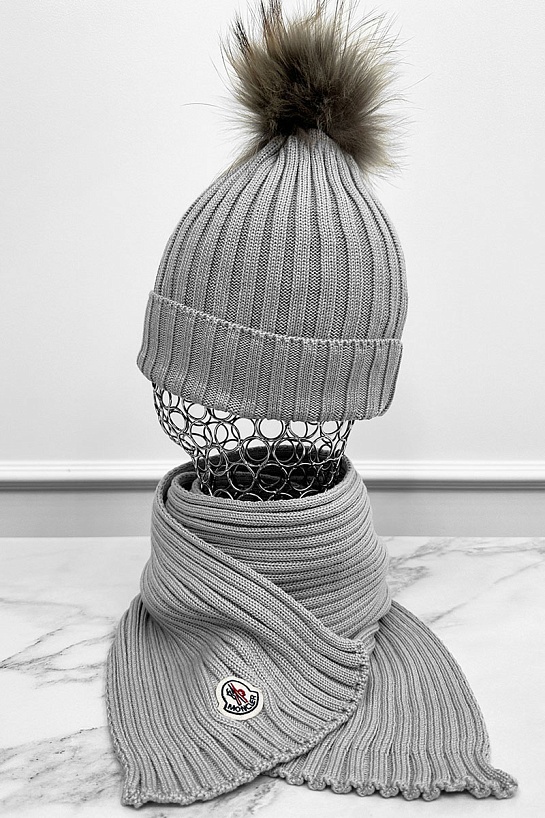 Комплект из шапки и шарфа серого цвета Moncler logo-patch