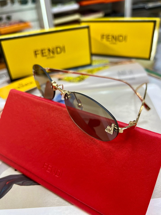 Коричневые солнцезащитные очки Fendi