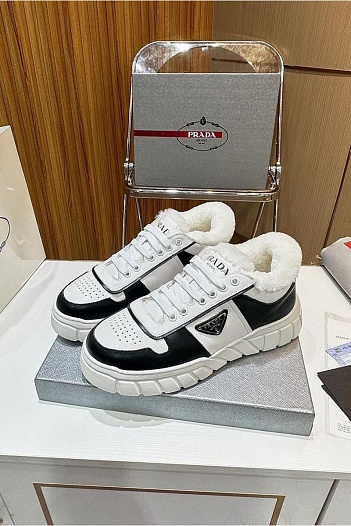 Белые кожаные кроссовки с мехом Prada   