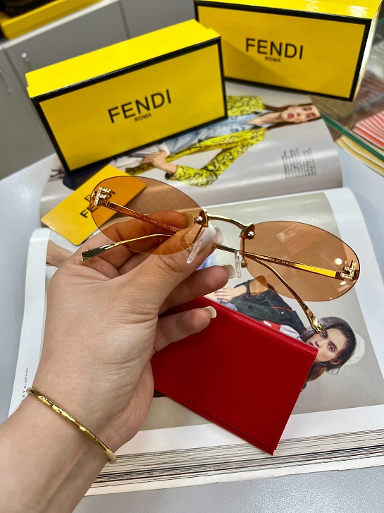 Оранжевые солнцезащитные очки Fendi