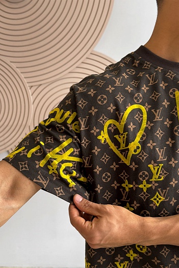 Коричневая оверсайз футболка Louis Vuitton Heart monogram all-over   