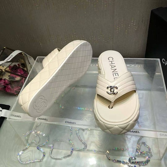 Женские кожаные шлёпанцы Chanel