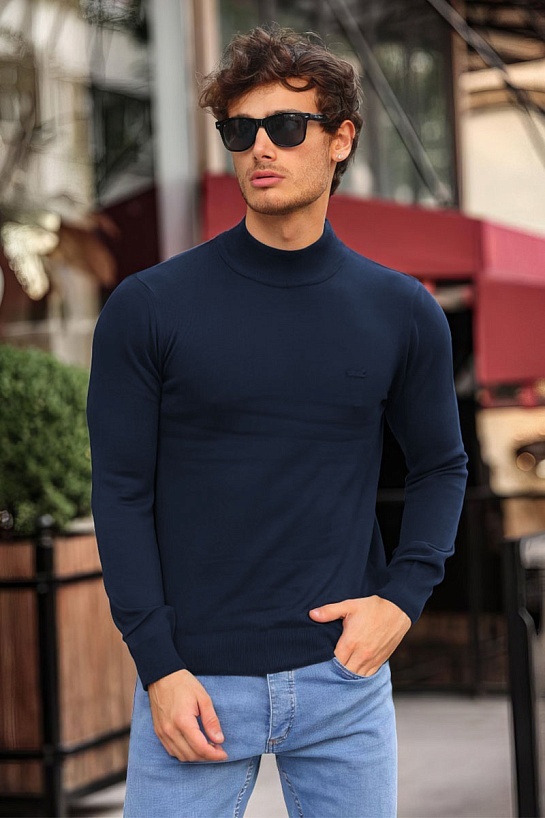 Мужская тёмно-синяя водолазка Lacoste logo-patch