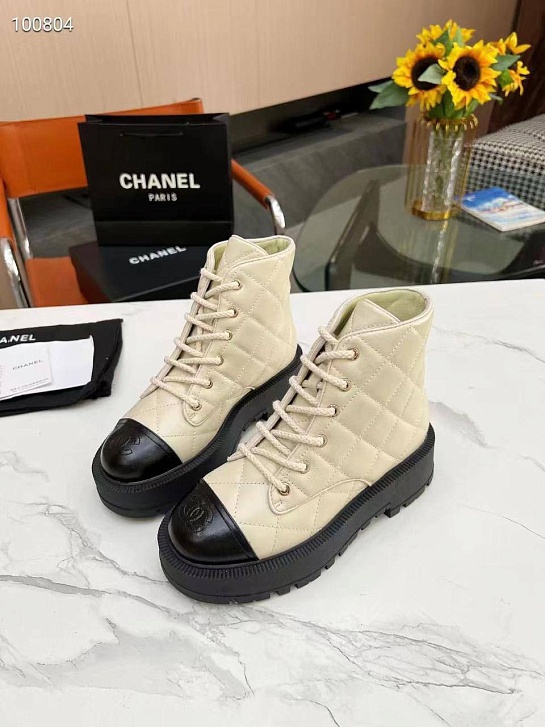 Женские кожаные ботинки Chanel бежевого цвета