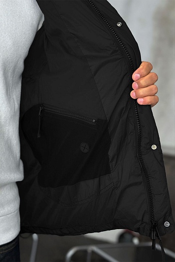 Чёрный пуховик Burberry London England logo-patch   