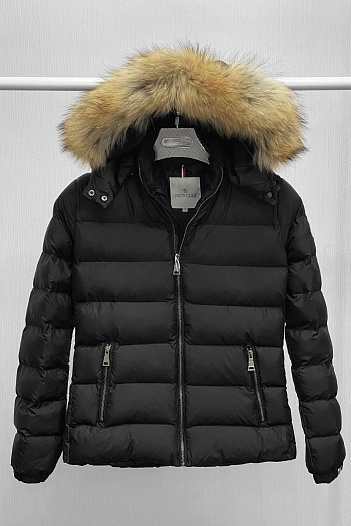 Женская чёрная куртка с меховым капюшоном Moncler   