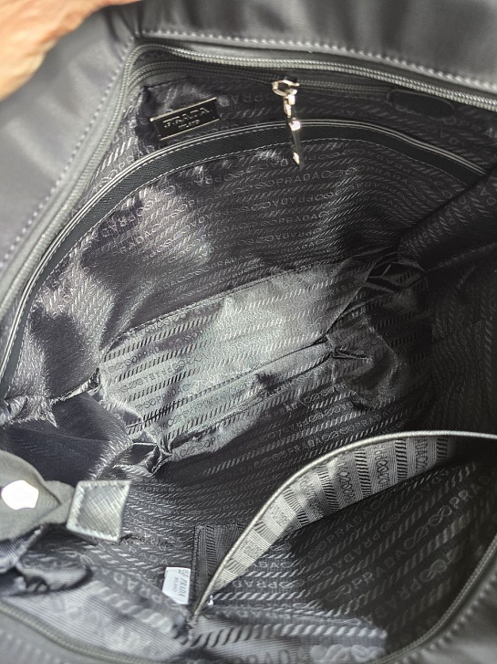 Нейлоновая сумка тоут Prada чёрного цвета 46x32 см