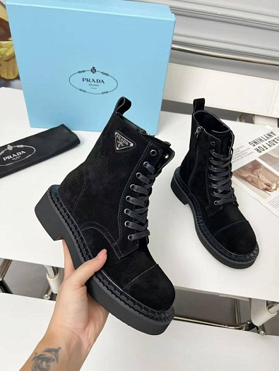 Женские замшевые ботинки Prada   