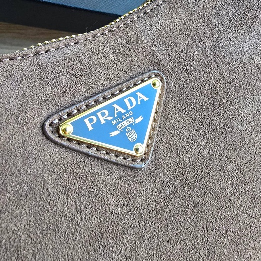 Замшевая сумка Prada 23x14 см   