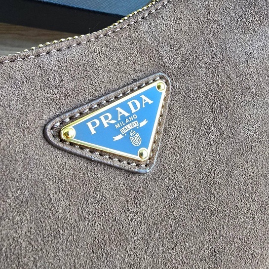 Замшевая сумка Prada 23x14 см