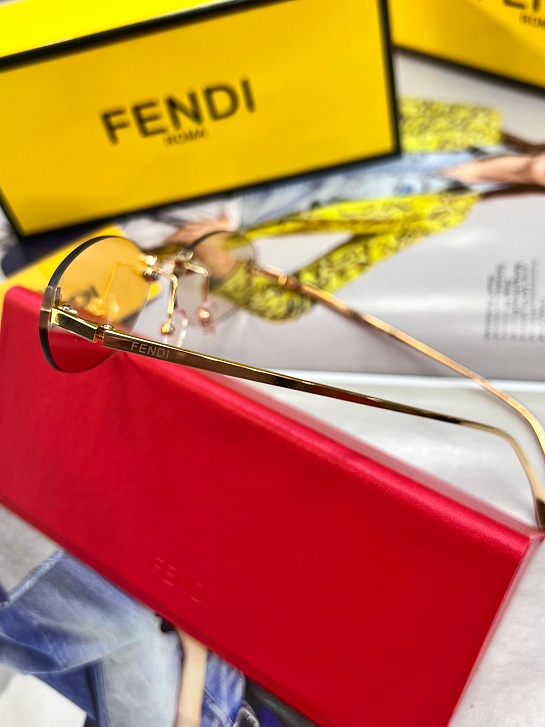 Бежевые солнцезащитные очки Fendi