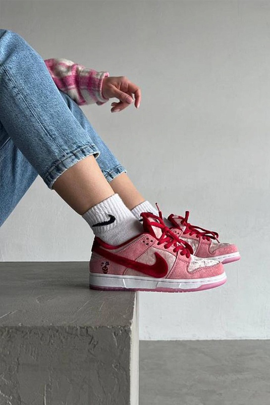 Женские кроссовки Nike SB Dunk Low "Strange Love"