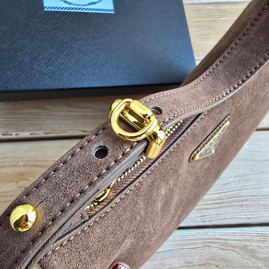 Замшевая сумка Prada 23x14 см