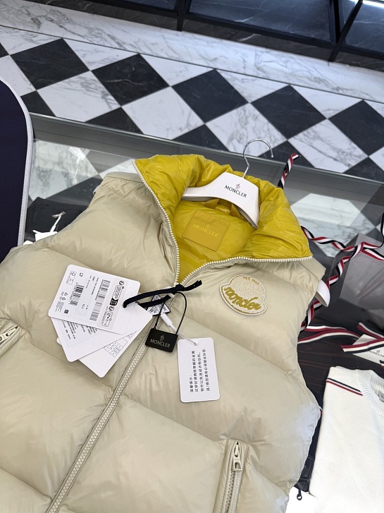 Мужской бежевый жилет Moncler Lipsi