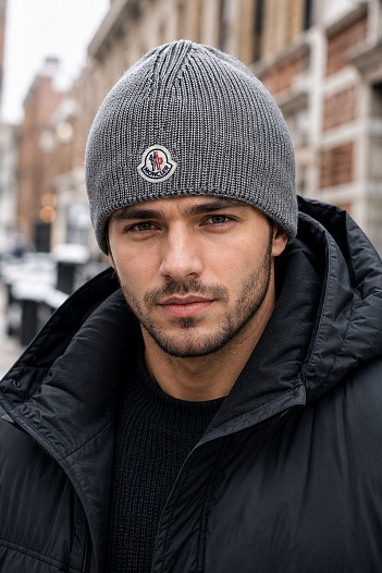 Мужская брендовая шапка Moncler серого цвета   