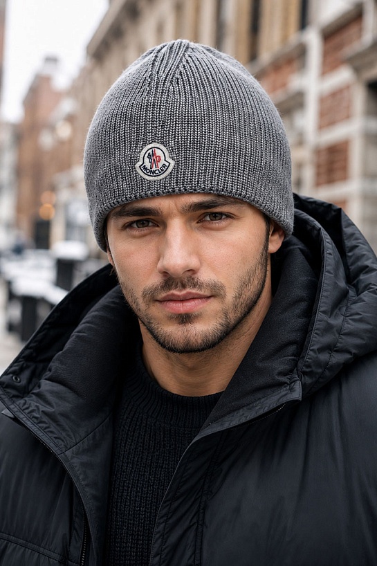 Мужская брендовая шапка Moncler серого цвета