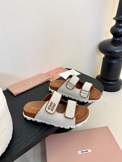 Женские шлёпанцы MIU MIU бежевого цвета   