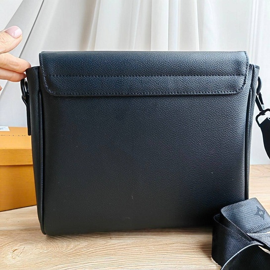 Кожаная сумка-планшет Louis Vuitton 27x24 см