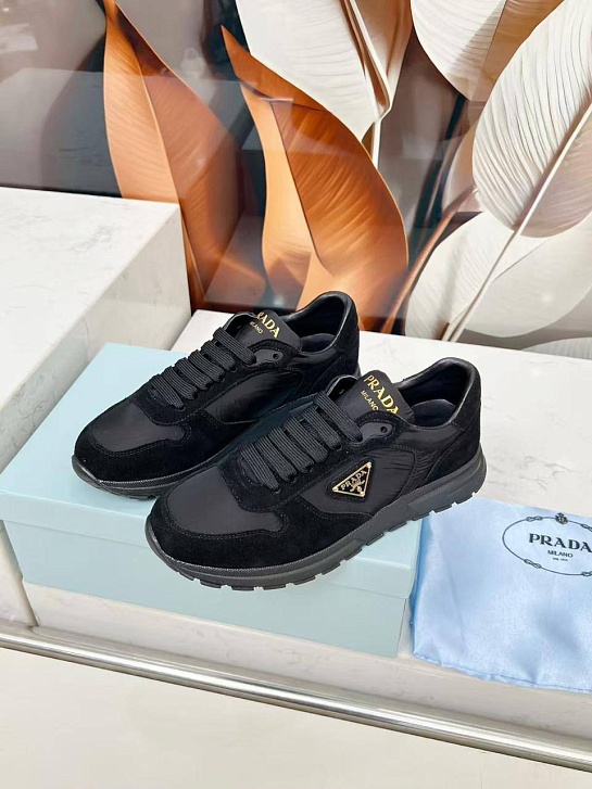 Женские комбинированные кроссовки Prada