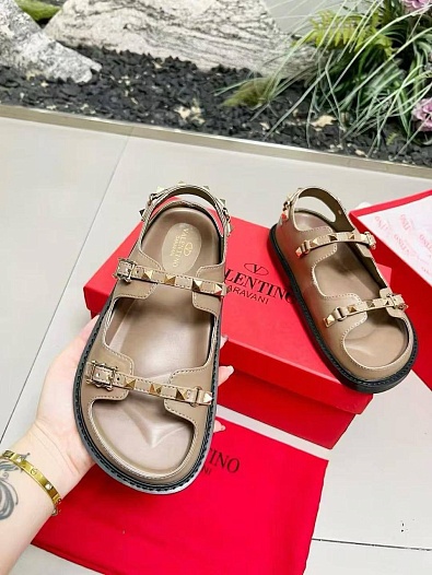 Женские кожаные сандалии Valentino Rockstud   