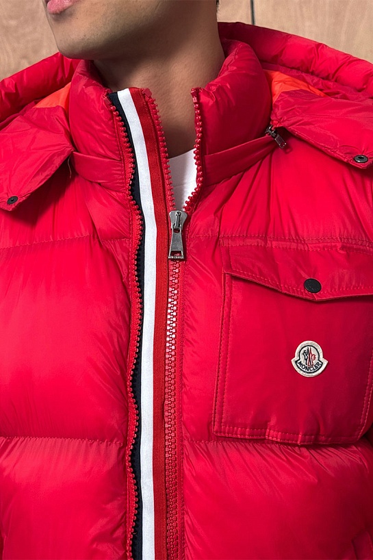 Мужская куртка Moncler красного цвета