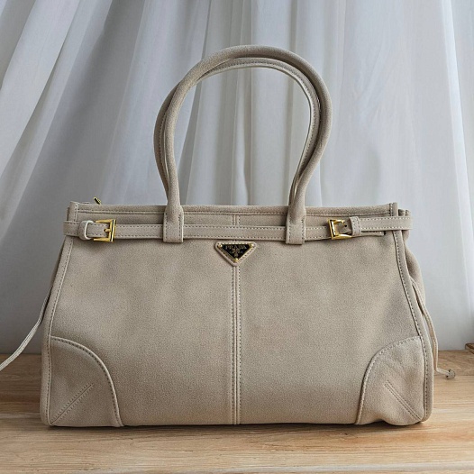 Замшевая бежевая сумка Prada 38x23 см   