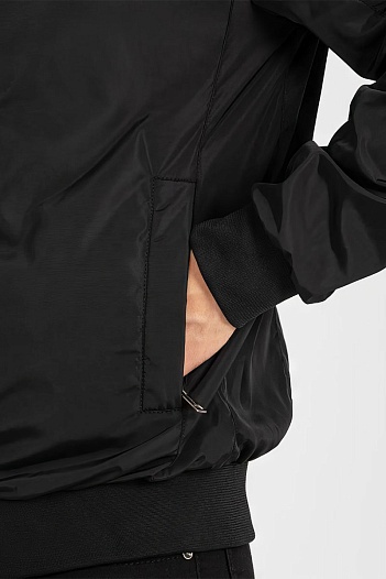 Ветровка чёрного цвета Burberry TB logo-embroidered   