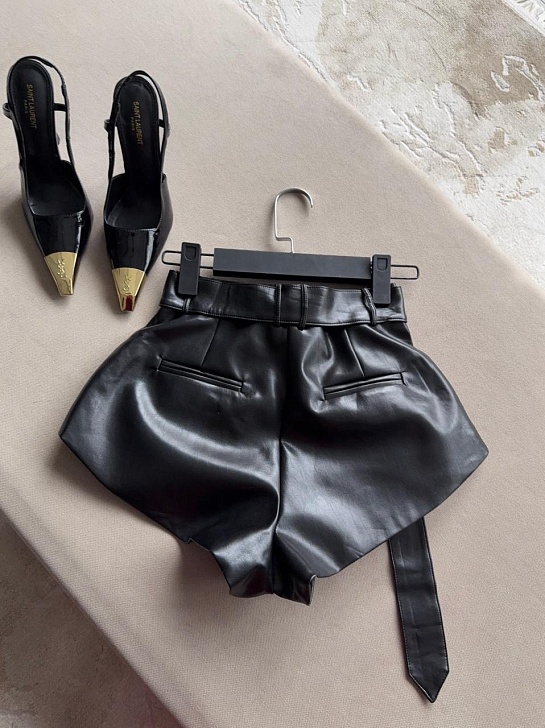 Женские кожаные шорты чёрного цвета Yves Saint Laurent