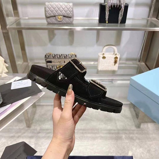 Женские замшевые сандалии Prada   