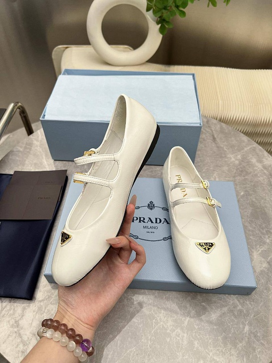Женские кожаные балетки Prada Naplak белого цвета