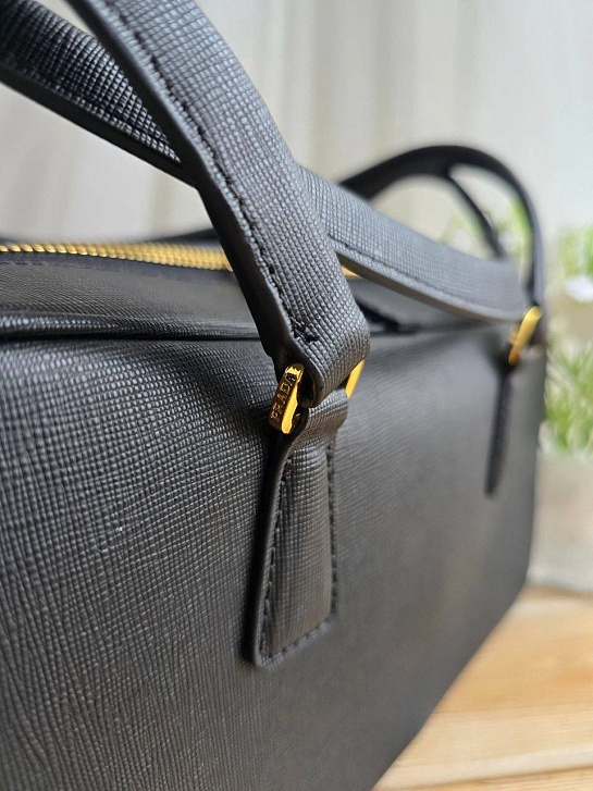 Кожаная чёрная сумка Prada 31x16 см