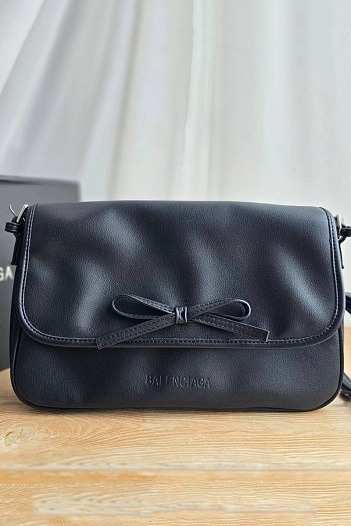Кожаная чёрная сумка Balenciaga 33x23 см   