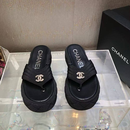 Женские кожаные шлёпанцы Chanel