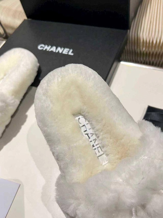 Женские меховые шлёпанцы Chanel Oran premium - White