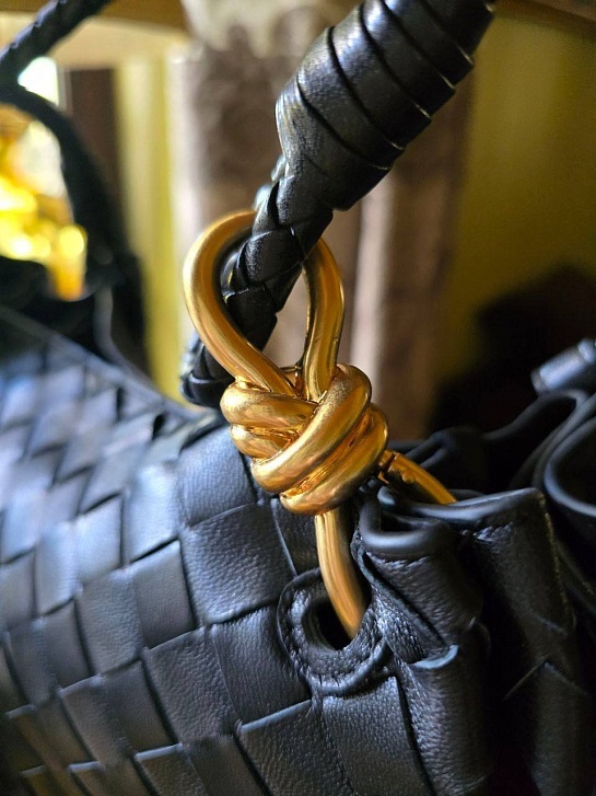 Кожаная чёрная сумка Bottega Veneta Parachute 22x27 см