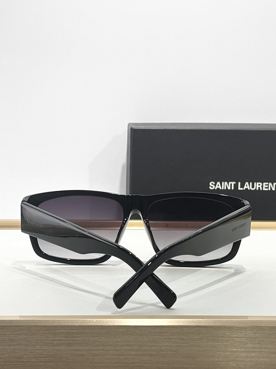 Солнцезащитные очки Yves Saint Laurent