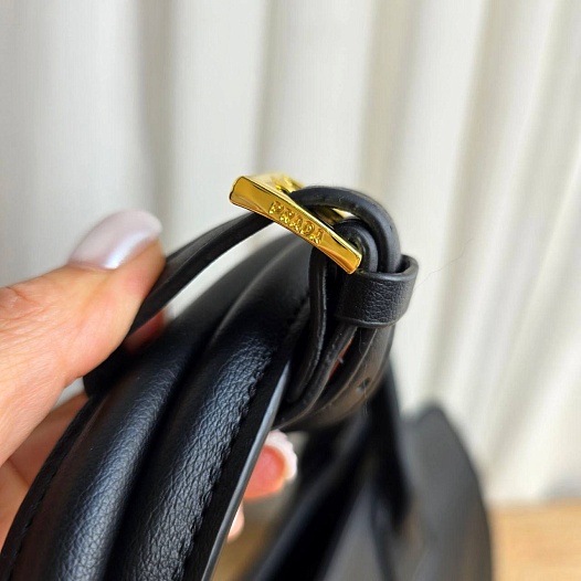 Женская чёрная кожаная сумка Prada 32x23 см   